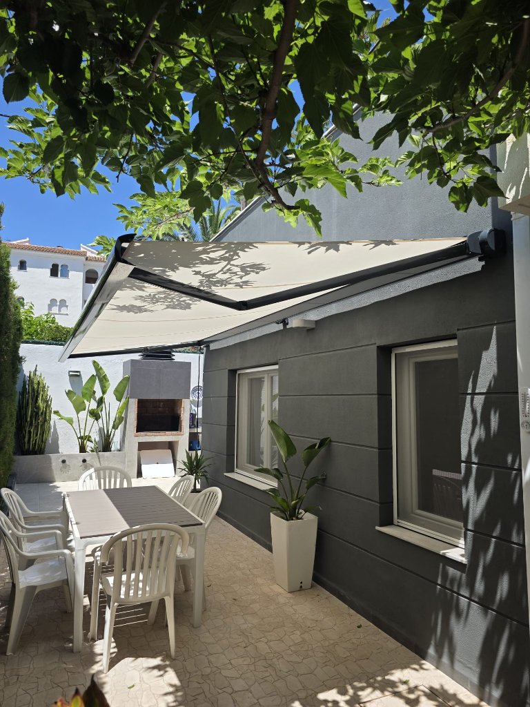 Villa con toldo extensible